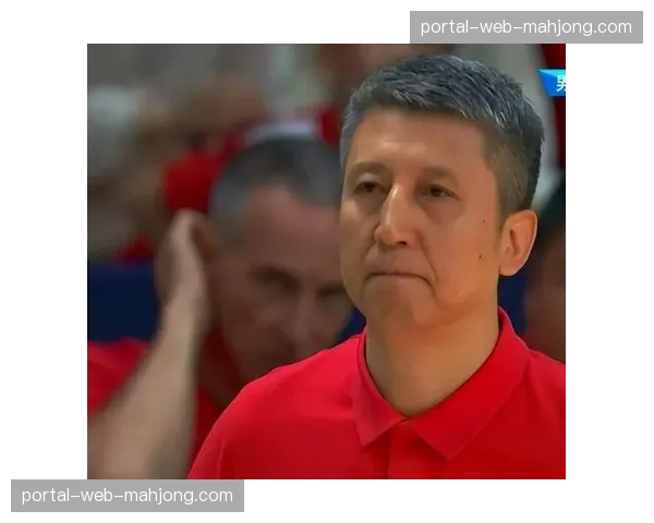 比赛因球迷向场内投掷杂物中断，主裁判与双方队长交涉