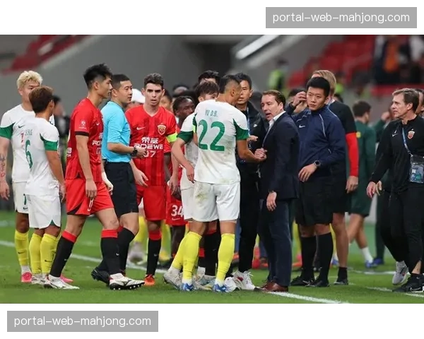 冲突时刻：双方球员因一次凶狠铲抢发生小规模推搡